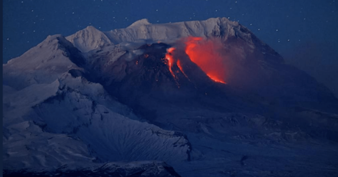 У росії почалося виверження одразу двох вулканів